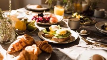 早晨黑咖啡、獼猴桃與雞蛋的健康早餐，以及午后輕松聚會美食分享