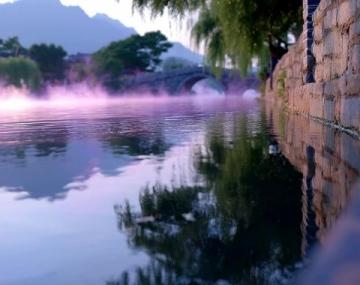 月湖公園:踏石板橋,晨霧浮在湖面,城市日常生活中的千年歷史