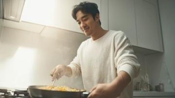 黃磊做飯出鍋那一刻,誰注意何炅反應?網友:這口味真特別