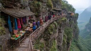 裂隙中的天堂甘泉旅拍記甘泉大峽谷（通常指陜西延安甘泉縣的雨岔大峽谷）是一處
