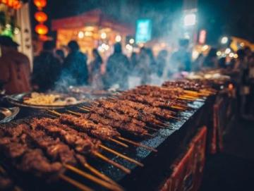 人不可貌相！近日，云南一光頭大哥和朋友在燒烤攤聚餐，突然來(lái)了一個(gè)跛腳男孩