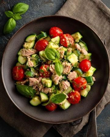 大家好，今天為大家?guī)?lái)一道既簡(jiǎn)單又美味的夏日佳肴——口蘑雞翅配黃瓜