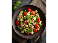 大家好，今天為大家?guī)硪坏兰群唵斡置牢兜南娜占央取谀㈦u翅配黃瓜