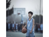 范志毅的父親范九齡曾在閘北區少體校帶過鄭科偉，十分欣賞他的拼勁和踢球風格