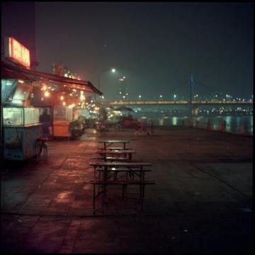 凌晨一點(diǎn),落地吳圩機(jī)場(chǎng),或是歸家的游子,或者外地的游客,饑腸轆轆卻沒(méi)有什么胃口