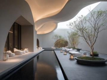 鄭州金融島湖邊:錦鯉嬉戲映波光